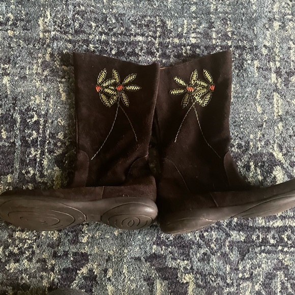 Tabarca by Pepa suede boots with floral stitching. Size 8.5 - Picture 2 of 4